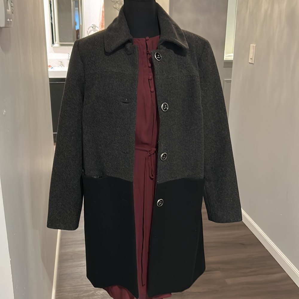 Three quarter length 80% wool coat . Black and gray . Side pockets  S